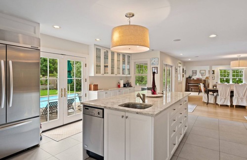 East Hampton North House | Expansive Decking, Large Pool, Perfect for Entertaining, Close to East.