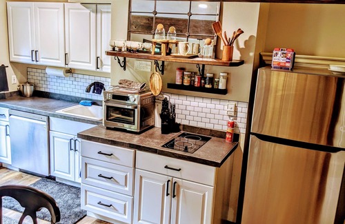 Langley Cabin | Expansive manor house for family gatherings, retreats, walkable to the village!