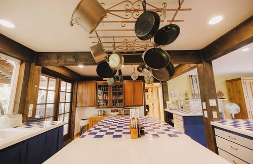 Langley Cabin | Expansive manor house for family gatherings, retreats, walkable to the village!