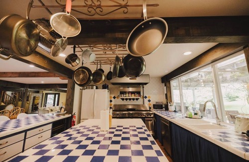 Langley Cabin | Expansive manor house for family gatherings, retreats, walkable to the village!
