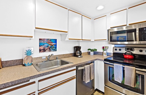 Honokowai Condo | Expansive ocean view condo with large windows
