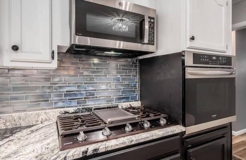 Columbus House | Expansive Private Oasis- 7 Large Bedrooms-3800+ Sq ft & 10 MINS FROM DOWNTOWN!
