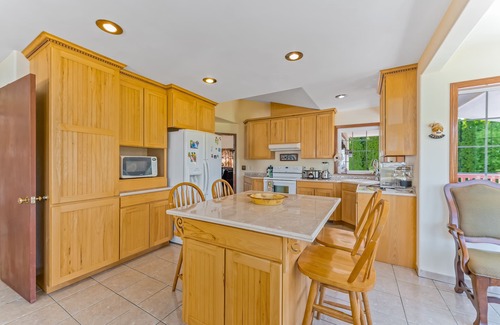 East Wenatchee House | Expansive Spanish-style home with two decks, grill, private W/D, & fast WiFi