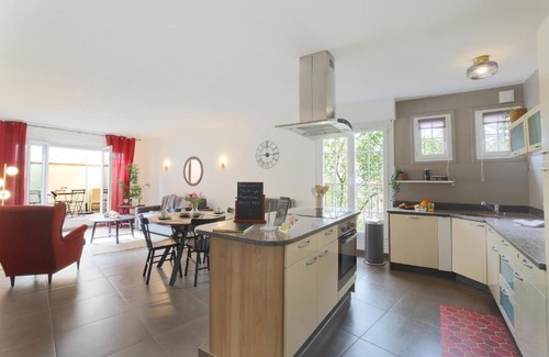 Fer a Cheval Apartment | expat renting - Le Bistrot - St Cyprien - Parking