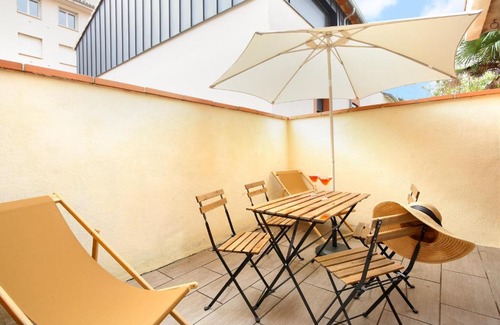 Fer a Cheval Apartment | expat renting - Le Bistrot - St Cyprien - Parking
