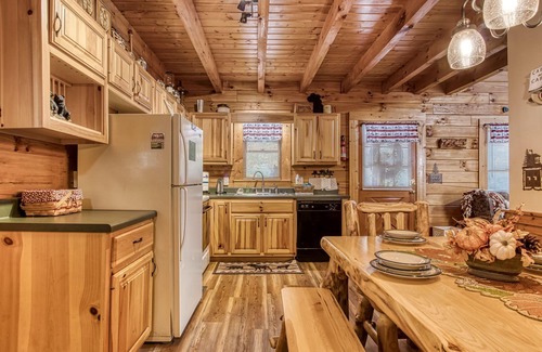 Pigeon Forge Cabin | Experience and comfort luxury at ER247, a spacious 2bdr cabin, perfect for up to 6 guests.
