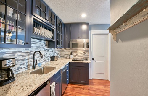 Newberg Apartment | Experience historic Newberg at Yamhill Flats: Suite 2