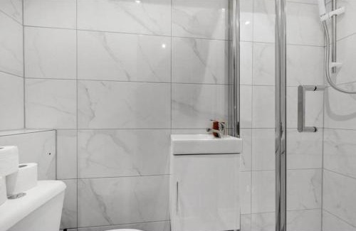 Shacklewell Apartment | Experience Local - Quaint Basement Studio in Central Location
