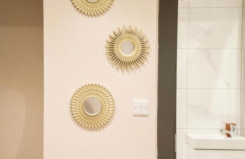 Shacklewell Apartment | Experience Local - Quaint Basement Studio in Central Location