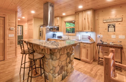 Enumclaw Cabin | Experience LOG HOME near Crystal Mountain skiing and Rainer Nat'l Park with spa