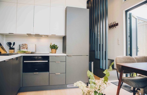 Lieren House | Experience luxury and nature in the Reeëndal Lodge on the Veluwe! With 1 bedroom and 1 sleeping loft and a fully equipped kitchen and air conditioning.