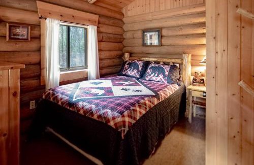 Bigfork Hotel | Experience Montana Cabins - Bear's Den #4