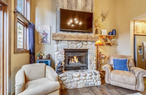 Warrior's Mark House | Experience mountain living at its finest in Village Point 109, with private hot tub.