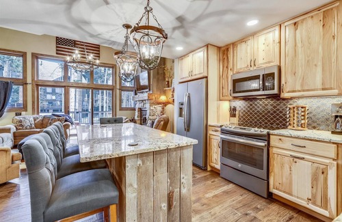 Warrior's Mark House | Experience mountain living at its finest in Village Point 109, with private hot tub.