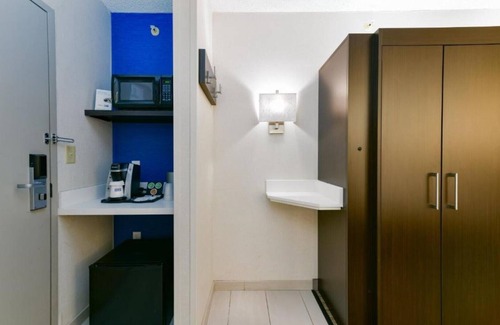 Almonte House | Experience our newly renovated rooms located in beautiful Marin county!