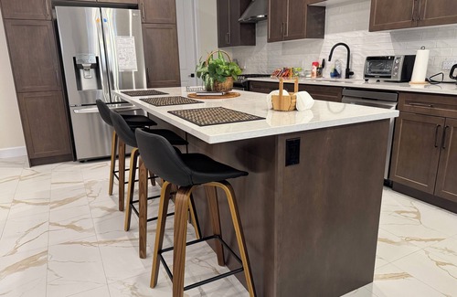 Lambeth House | Experience Peace and Love - Modren & StylishHome for Groups