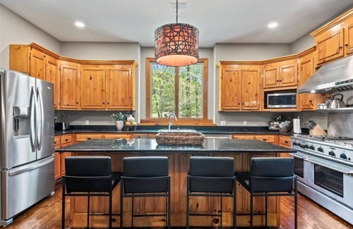 Horton House | Experience Peace by the Creek A 5-Bedroom Retreat