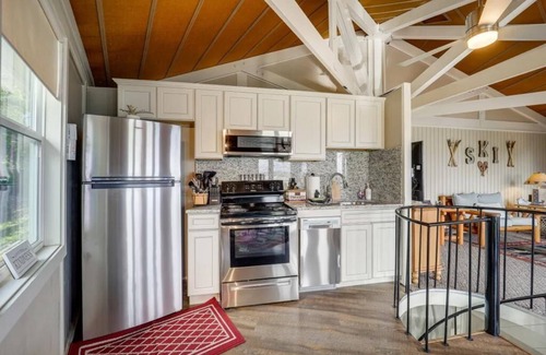 Banner Elk Ski Chalet | Experience Peak Bliss: Ski-In/Ski-Out Haven, 200FT to Lift, Mtn Views Aplenty!