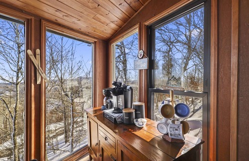 Banner Elk Ski Chalet | Experience Peak Bliss: Ski-In/Ski-Out Haven, 200FT to Lift, Mtn Views Aplenty!