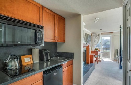 Downtown Cannon Beach Hotel | Experience Seaside Serenity with a Free Parking and Beach Access!