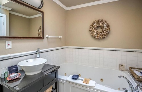 Downtown Cannon Beach Hotel | Experience Seaside Serenity with a Free Parking and Beach Access!