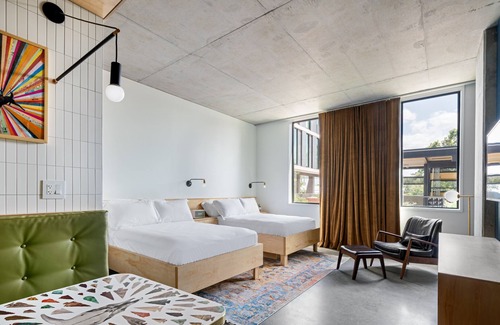East Cesar Chavez Hotel | Experience Soothing Moments & Luxury! 2 Comfortable Units, City View