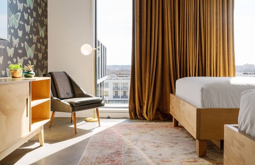 East Cesar Chavez Hotel | Experience Soothing Moments & Luxury! 2 Comfortable Units, City View