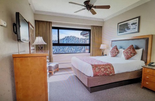 Tahoe Village Resort | Experience Tahoe's Ski Scene at Holiday Inn Club Vacations Tahoe Ridge Resort