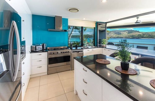 Hamilton Island Villa | Experience the ultimate oceanfront holiday at Villa 5 The Edge on Hamilton Island
