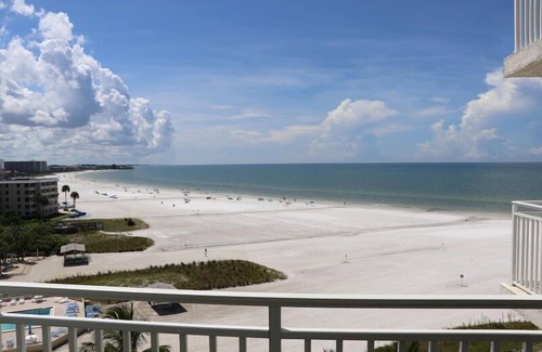 Siesta Key Condo | Experience the Best of Siesta Key at Jamaica Royale 702 with Gulf Views!