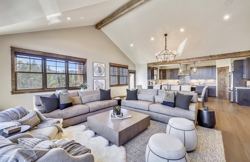 Baldy Mountain House | Experience the charm of Cocoa Cabin, a spacious retreat with stunning views & luxurious amenities!
