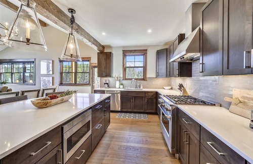 Baldy Mountain House | Experience the charm of Cocoa Cabin, a spacious retreat with stunning views & luxurious amenities!
