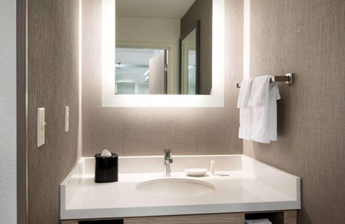 Renton Resort | Experience the PNW! 3 Relaxing Units, Indoor Pool, Near Seattle Aquarium