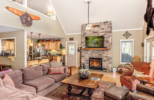 Bryson City Cabin | Experience the serene mountain views at Bruins Den!