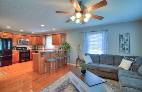 Kingsport House | Experience the serenity of a peaceful neighborhood and the excitement of the city .