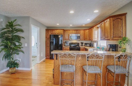 Kingsport House | Experience the serenity of a peaceful neighborhood and the excitement of the city .
