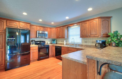 Kingsport House | Experience the serenity of a peaceful neighborhood and the excitement of the city .