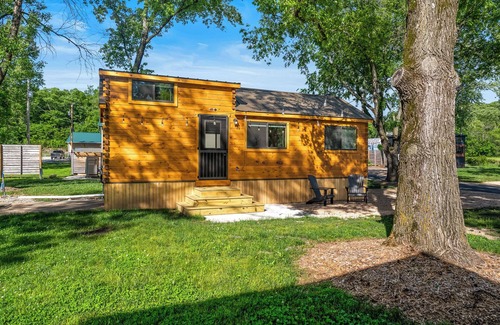 Branson Cabin | Experience the timeless charm of the Pinecrest Cabin, a delightful twist on the classic cabin style. Step inside and be greeted by the warm and rustic log cabin ambiance that will transport you to the heart of Branson, MO.