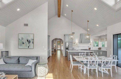 Dadeville House | Experience Ultimate Relaxation: Stunning Lakeside Retreat
