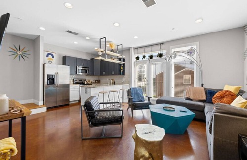 West End Condo | Experience West End - Minutes to Broadway & Restaurants Newly Updated Corner Condo