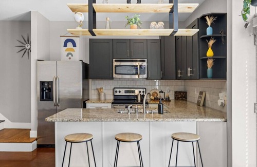 West End Condo | Experience West End - Minutes to Broadway & Restaurants Newly Updated Corner Condo