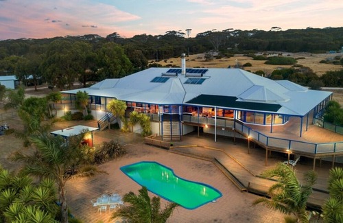 Kingscote House | Experience world-class service at Doyles on the Bay