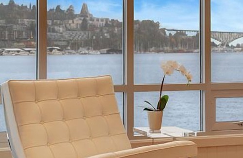 Eastlake Boat Rental | Experience Your 'Sleepless In Seattle' Houseboat Dream
