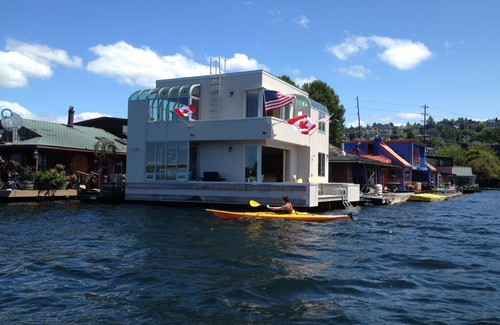 Eastlake Boat Rental | Experience Your 'Sleepless In Seattle' Houseboat Dream