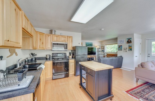 Gateway House | Explore Alaska: Woodsy Home w/Deck in Palmer