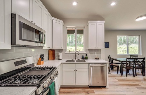Meadow Lakes Apartment | Explore Alaskas Playground: Modern Wasilla Escape