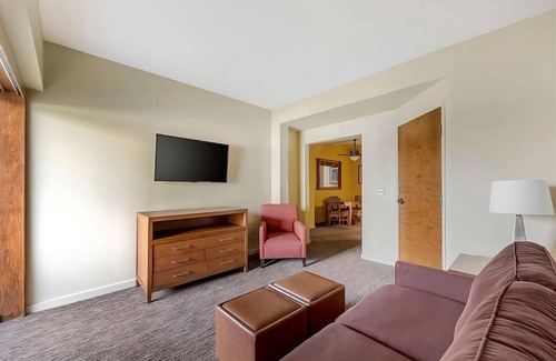 Enterprise Hotel | Explore Las Vegas:Gateway to the Strip:2 Units Close to Flamingo Wildlife!