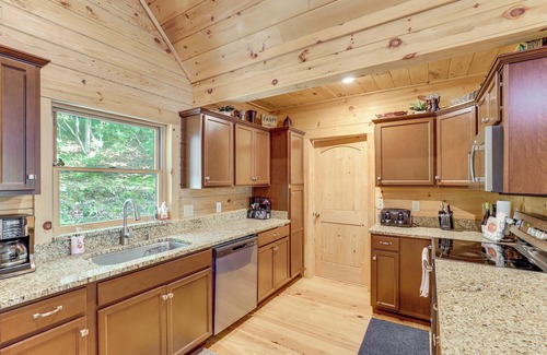 Frank Cottage | Explore Linville Falls: Cabin w/ Game Room + Deck!