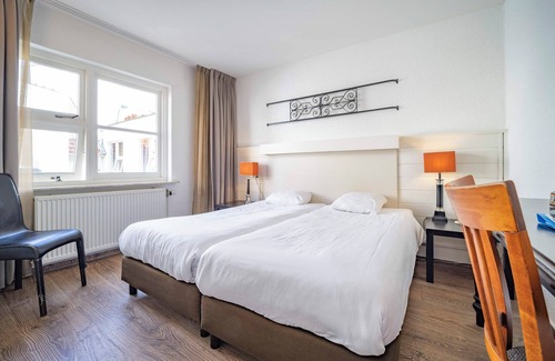 Apeldoorn House | Explore Nature Trails with Free Parking and Bike Rentals Near Julianatoren