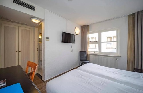 Apeldoorn House | Explore Nature Trails with Free Parking and Bike Rentals Near Julianatoren